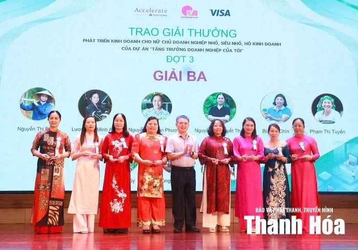 Tại Lễ tổng kết Dự án AMB, chị Nguyễn Thị Bình (thứ 3 từ bên phải sang) vinh dự được trao giải Ba với mô hình kinh doanh tiêu biểu.