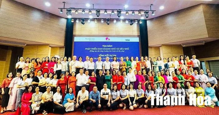 Cán bộ, nhân viên và các khách hàng tiêu biểu của Tổ chức TCVM Thanh Hóa chụp ảnh lưu niệm tại Lễ tổng kết Dự án AMB.