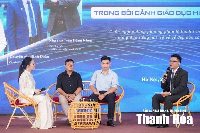 Những kinh nghiệm trong thực tiễn giảng dạy đã thôi thúc thầy giáo Phạm Văn Luân (áo xanh ở giữa) viết cuốn sách “Phương pháp chữa ngọng triệt để”