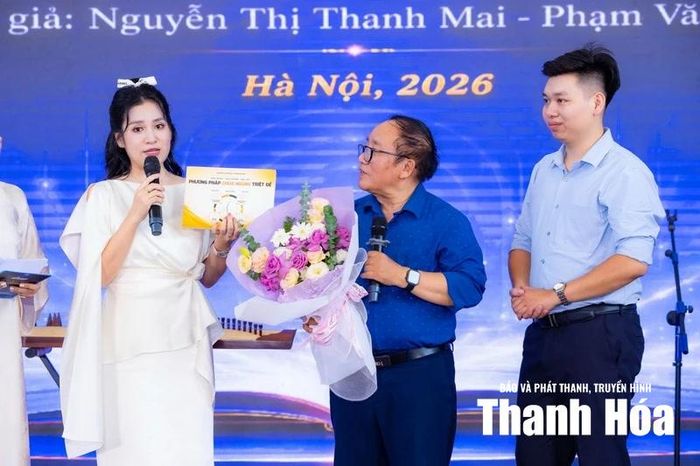 Hai tác giả cùng chia sẻ với nhà thơ Trần Đăng Khoa (áo xanh ở giữa) và các khách mời về nội dung cuốn sách
