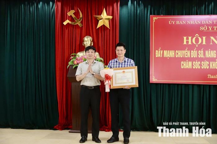 Thừa ủy quyền của Chủ tịch UBND tỉnh, Giám đốc Sở Y tế Lê Văn Cường trao Bằng khen cho cá nhân có thành tích xuất sắc sau 3 năm triển khai Đề án 06 của Chính phủ.