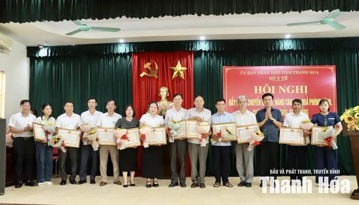 Sở Y tế khen thưởng các tập thể, cá nhân có thành tích xuất sắc trong triển khai chiến dịch “Hướng tới mỗi người dân một sổ sức khỏe trên ứng dụng VNeID”.