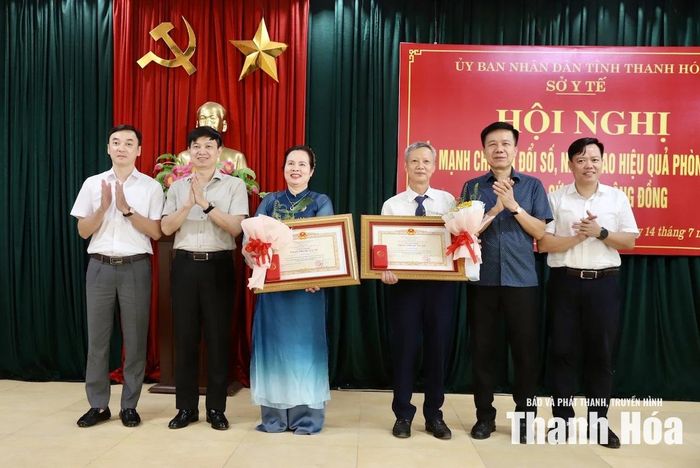 Các cá nhân thuộc Sở Y tế được nhận danh hiệu Thầy thuốc Ưu tú.