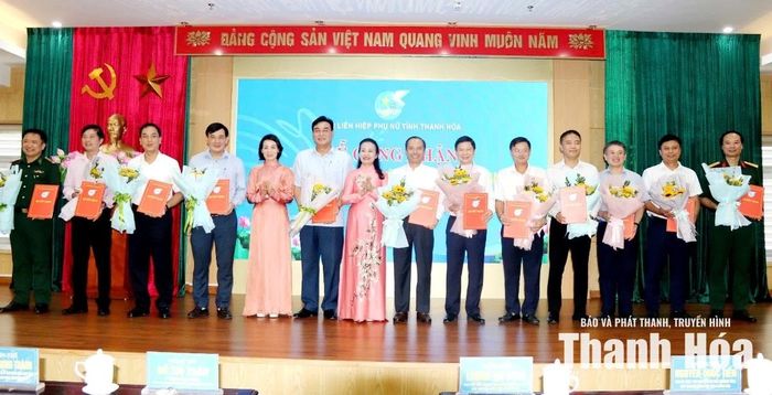 Phó Chủ tịch Thường trực Ủy ban MTTQ tỉnh Đỗ Thị Toán và Chủ tịch Hội LHPN tỉnh Lương Thị Hạnh trao Quyết định công nhận hội viên danh dự.