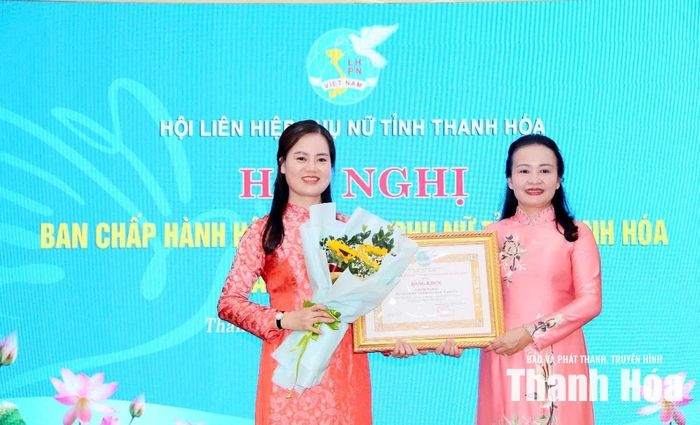 Chủ tịch Hội LHPN tỉnh Lương Thị Hạnh trao Bằng khen của Trung ương Hội LHPN Việt Nam cho Phó Chủ tịch Hội LHPN tỉnh Bùi Thị Mai Hoan đã có thành tích xuất sắc trong chỉ đạo, triển khai các hoạt động công tác hội và phong trào phụ nữ tỉnh Thanh Hóa năm 2025.