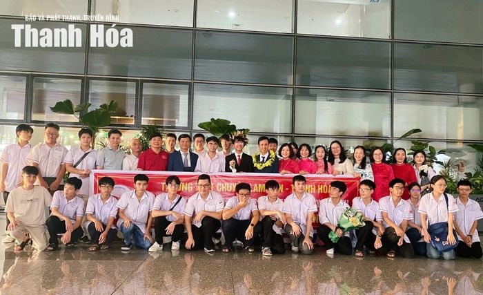 Các thầy cô giáo và học sinh Trường THPT chuyên Lam Sơn chúc mừng em Lê Duy Khánh và thầy giáo Nguyễn Bá Tư.