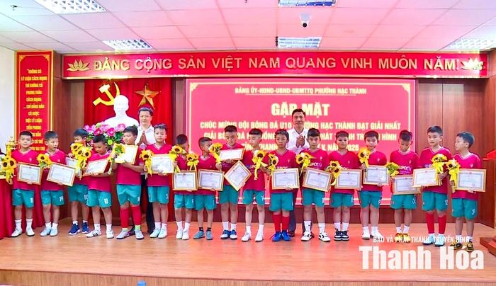 Bí thư Đảng ủy, Chủ tịch HĐND phường Nguyễn Văn Biện và Phó Bí thư Đảng ủy, Chủ tịch UBND phường Lê Bá Hải trao giấy khen cho các cầu thủ đội bóng U10 Hạc Thành.