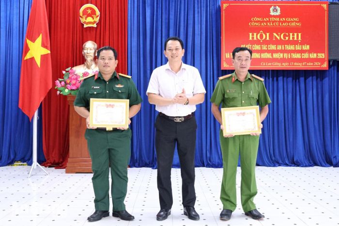 Lãnh đạo xã Cù Lao Giêng trao giấy khen cho các tập thể.