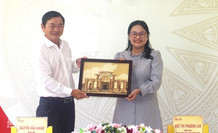 Giám đốc Ban Quản lý Di tích Văn hóa Óc Eo tỉnh An Giang Nguyễn Văn Nhiên tặng quà lưu niệm cho đơn vị hợp tác.