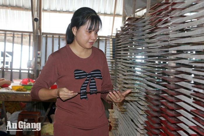 Sau khi hoàn thành bức tranh, kiếng sẽ được phơi cho khô sơn.