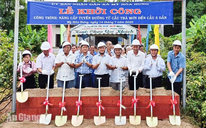 Các đại biểu thực hiện nghi thức khởi công công trình nâng cấp tuyến đường từ cầu Trà Mơn đến cầu 5 Dần.