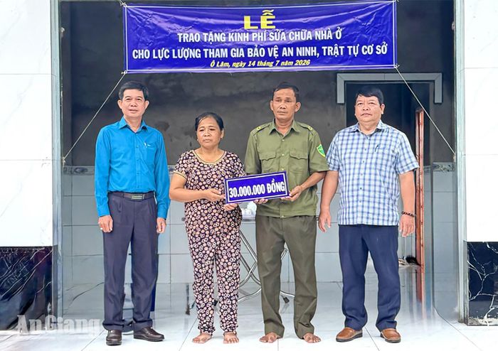 Trao tặng kinh phí sửa chữa nhà cho anh Chau Vanh Na.