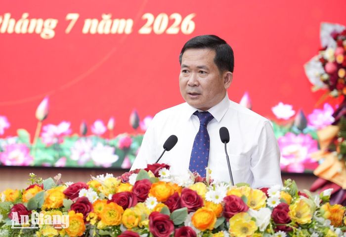 Phó Bí thư Tỉnh ủy An Giang Đinh Văn Nơi phát biểu tại hội nghị.