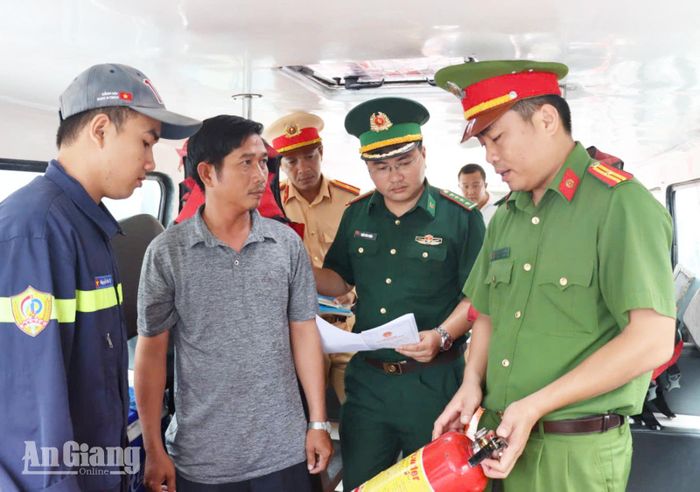 Tổ công tác tuyên truyền về an toàn phòng cháy, chữa cháy và cứu nạn, cứu hộ.