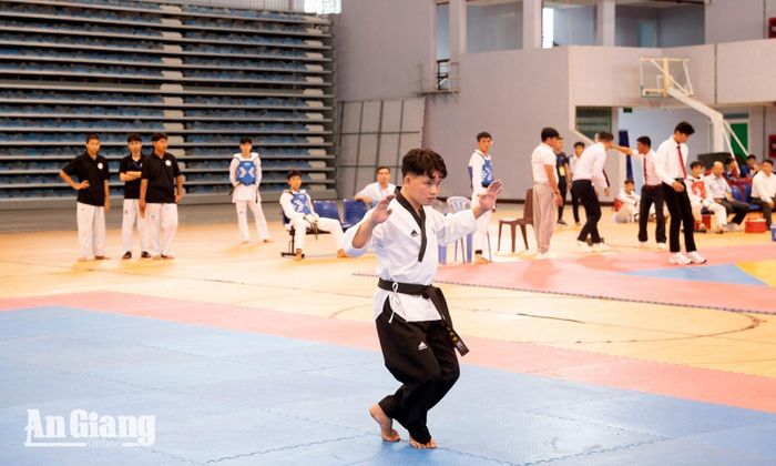 Các vận động viên thi đấu nội dung quyền.