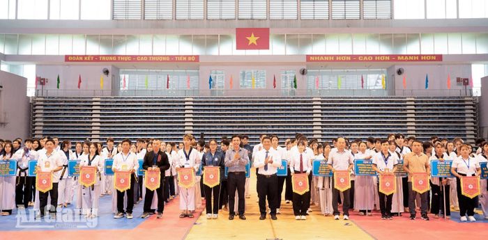 Ban Tổ chức đại hội tặng cờ lưu niệm cho các đơn vị tham dự.