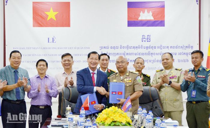 Ban Chuyên trách tỉnh Kampong Speu bàn giao cho Ban Chuyên trách tỉnh An Giang 81 hài cốt liệt sĩ quân tình nguyện và chuyên gia Việt Nam hy sinh trong các thời kỳ chiến tranh tại Campuchia được tìm kiếm, quy tập trên địa bàn tỉnh Kampong Speu về Việt Nam an táng.