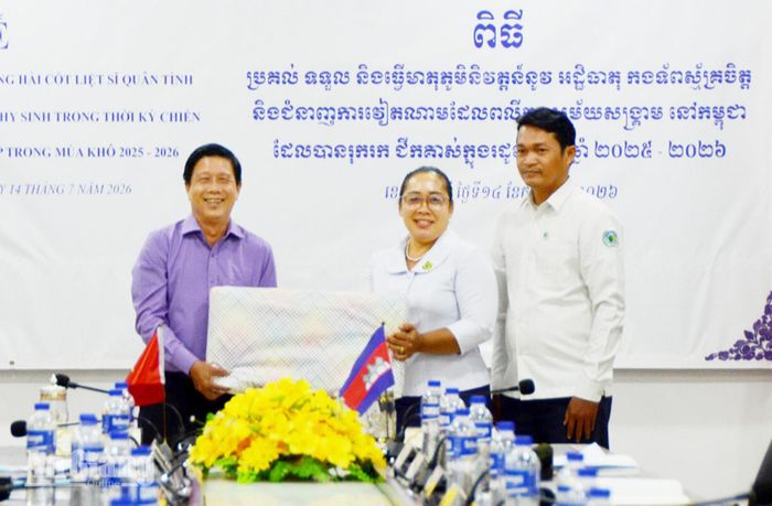 Đoàn đại biểu Ban Chuyên trách tỉnh An Giang tặng quà cho Đoàn đại biểu Ban Chuyên trách tỉnh Kampong Speu, thể hiện tinh thần đoàn kết, hữu nghị, hợp tác bền chặt giữa hai nước Việt Nam - Campuchia.