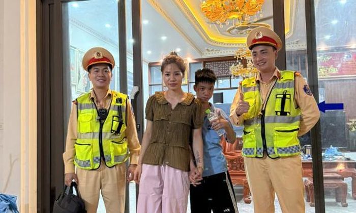 Cán bộ Phòng Cảnh sát giao thông bàn giao cháu bé về với gia đình.