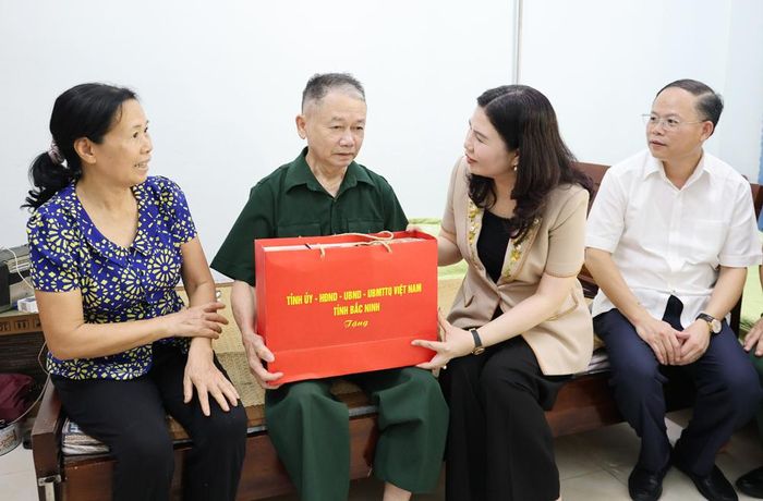 Đồng chí Trần Thị Vân cùng đoàn công tác ân cần hỏi thăm tình hình sức khỏe của thương binh đang điều trị tại Trung tâm.