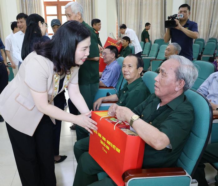 Đồng chí Trần Thị Vân tặng quà người có công.