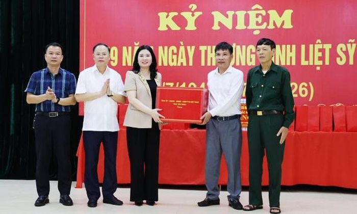 Đồng chí Trần Thị Vân cùng các đại biểu tặng quà Trung tâm Điều dưỡng thương binh Lạng Giang.