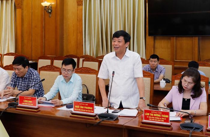  Đồng chí Ngô Tân Phượng phát biểu. 