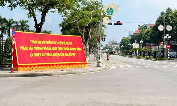 Pano tuyên truyền lấy ý kiến của Nhân dân về Đề án thành lập thành phố Bắc Ninh trực thuộc Trung ương trên đường Hùng Vương (phường Bắc Giang).