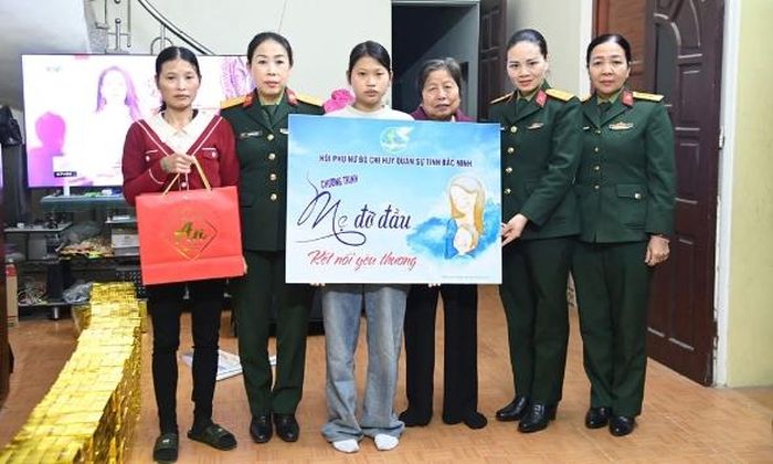 Hội Phụ nữ cơ quan Bộ Chỉ huy quân sự tỉnh hỗ trợ cháu Đàm Thùy Dung, phường Hạp Lĩnh.