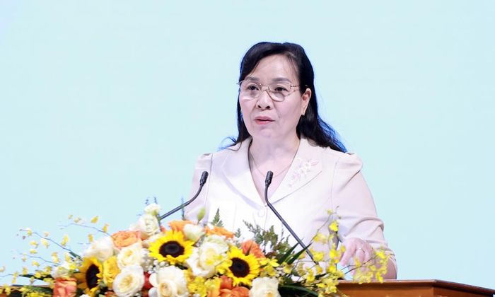 Đồng chí Nguyễn Thị Hà, Ủy viên Ban Thường vụ Tỉnh ủy, Chủ tịch Ủy ban MTTQ tỉnh phát biểu tham luận.