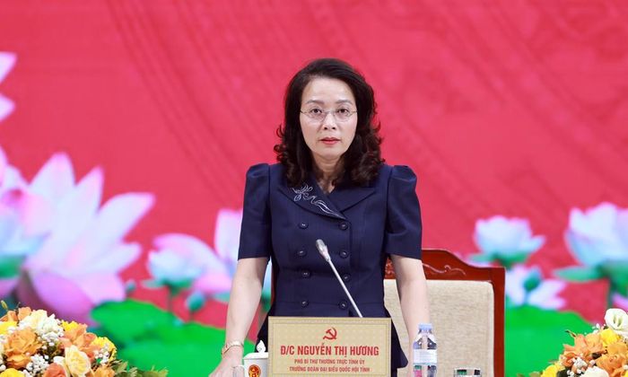Đồng chí Nguyễn Thị Hương điều hành thảo luận.