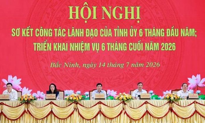 Các đồng chí Thường trực Tỉnh ủy chủ trì hội nghị.