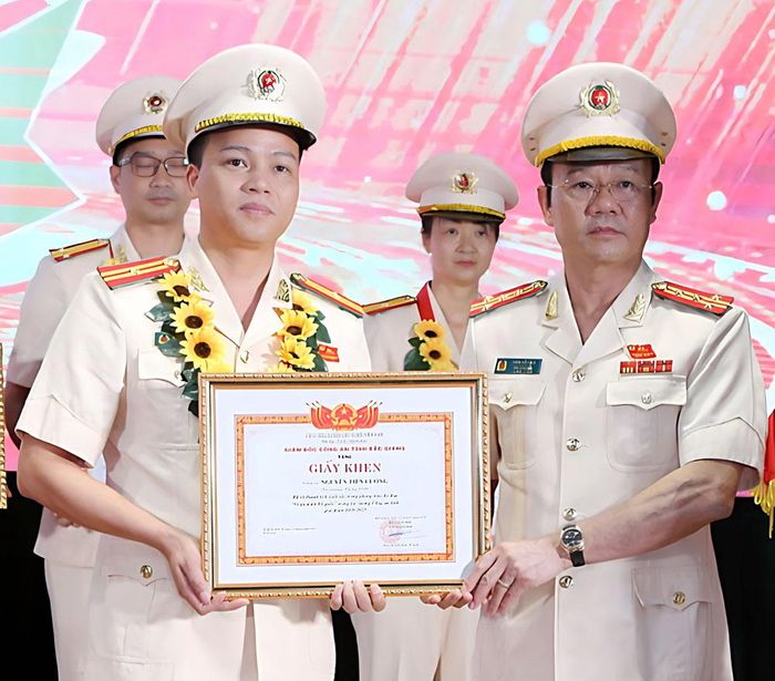 Đồng chí Vũ Ngọc Thanh (bên trái) tại hội nghị khen thưởng các điển hình trong phong trào thi đua vì an ninh Tổ quốc năm 2025.