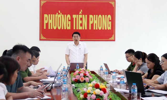 Đồng chí Bùi Quang Huy kiểm tra công tác làm sạch, làm giàu dữ liệu đất đai tại phường Tiền Phong.