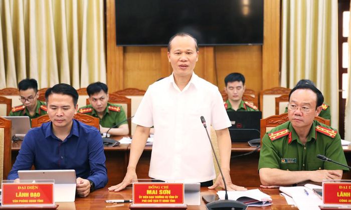Đồng chí Mai Sơn trao đổi với đoàn công tác.
