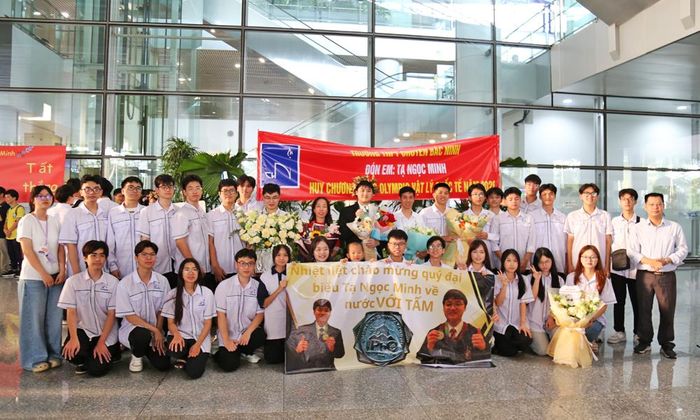  Thầy, cô giáo và các em học sinh Trường Trung học phổ thông Chuyên Bắc Ninh vui mừng chào đón Tạ Ngọc Minh. 