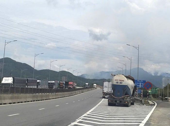 Xe đậu đỗ sai quy định. Ảnh: BQL