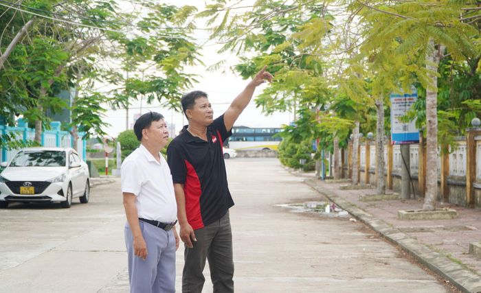 Ông Trần Nỹ (bên phải) được kỳ vọng sẽ hỗ trợ cho chính quyền xã Xuân Phú triển khai các dự án phát triển tại thôn Mộc Bài. Ảnh: PHAN VINH