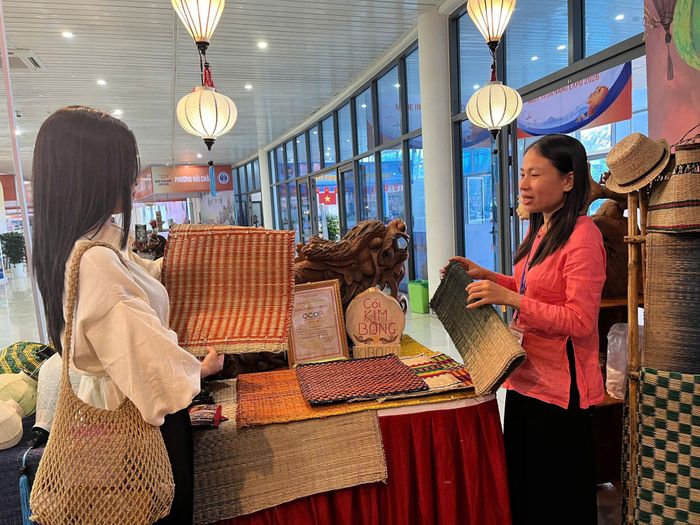Cơ sở sản xuất hàng thủ công mỹ nghệ Cói Kim Bồng (phường Hội An) giới thiệu sản phẩm thủ công đến khách hàng tại một sự kiện xúc tiến của thành phố. Ảnh: XUÂN SƠN