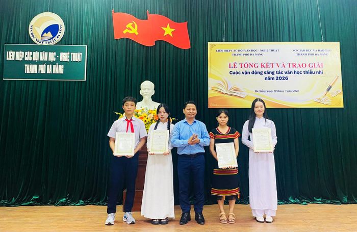 Ông Phạm Tấn Ngọc Thụy, Phó Giám đốc Sở Giáo dục và Đào tạo thành phố Đà Nẵng trao giải B cho các tác giả có tác phẩm đoạt giải. Ảnh: ĐOÀN HẠO LƯƠNG