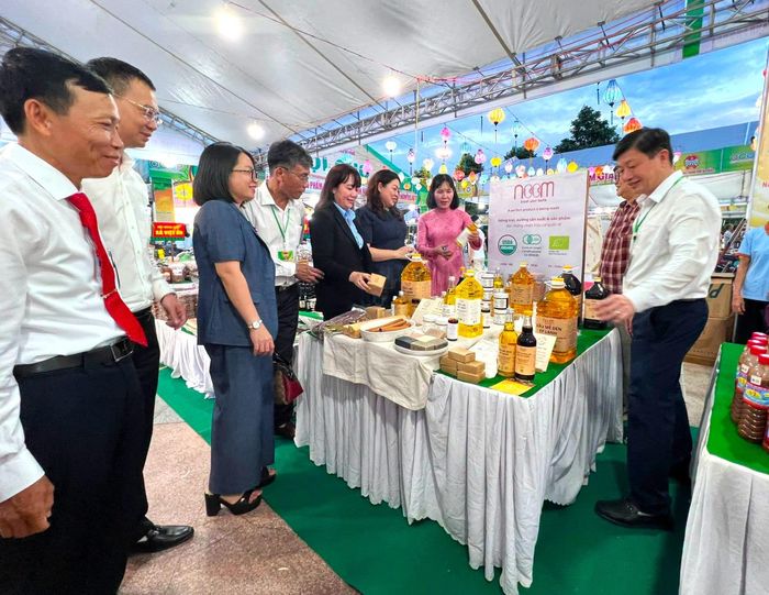 Hội chợ trưng bày, giới thiệu, quảng bá sản phẩm nông nghiệp thành phố Đà Nẵng lần thứ VI giúp quảng bá, nâng cao giá trị thương hiệu nông sản địa phương. Ảnh: XUÂN ĐÔNG