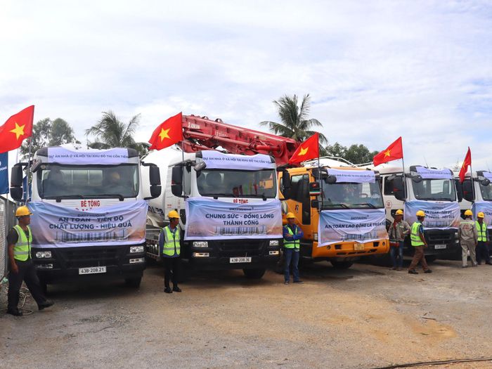 Đơn vị thi công triển khai trang thiết bị, nhân lực sẵn sàng thi công dự án. Ảnh: QUỐC TUẤN