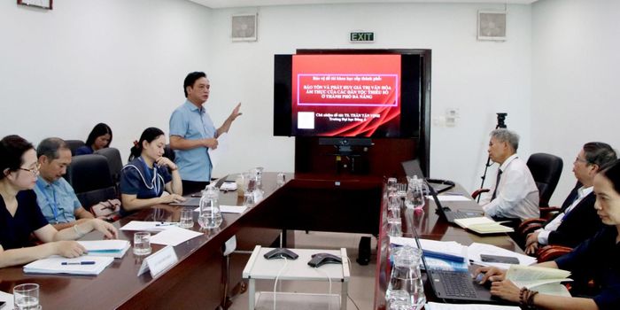 Các thành viên Hội đồng thảo luận đặt câu hỏi tại buổi họp. Ảnh: TRỌNG HUY