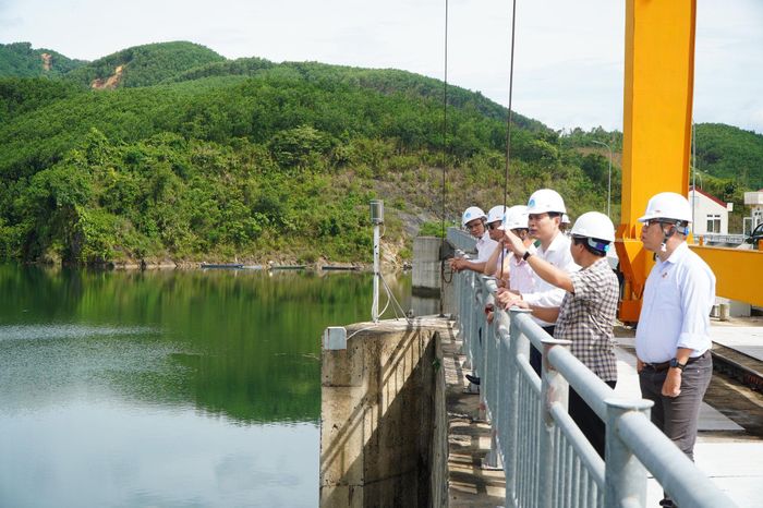 Phó Trưởng đoàn chuyên trách Nguyễn Duy Minh (thứ 3, từ phải sang) và đại biểu khảo sát thực tế tại thân đập thủy điện Sông Tranh 3. Ảnh: TÂM ĐAN