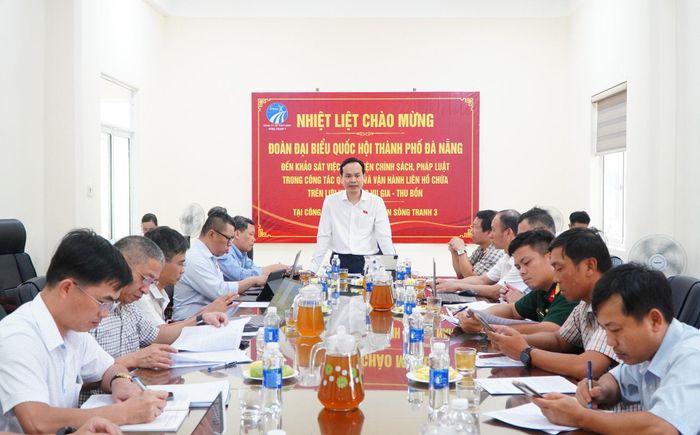 Đoàn khảo sát làm việc với Công ty CP Thủy điện Sông Tranh 3. Ảnh: TÂM ĐAN