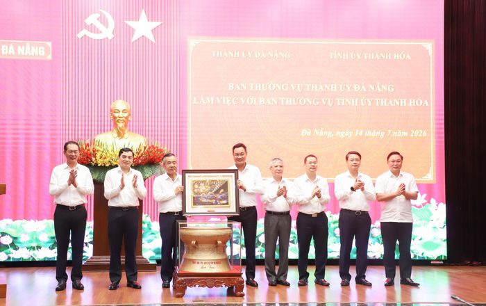 Lãnh đạo thành phố Đà Nẵng (bên phải) tặng quà lưu niệm cho lãnh đạo tỉnh Thanh Hóa. Ảnh: NGỌC PHÚ