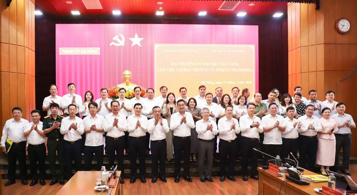Ban Thường vụ hai địa phương chụp ảnh lưu niệm. Ảnh: NGỌC PHÚ