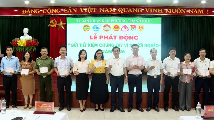 Lãnh đạo phường Thanh Khê, các tổ chức chính trị - xã hội trên địa bàn hưởng ứng lễ phát động. Ảnh: DIỄM HƯƠNG - TRƯỜNG SƠN