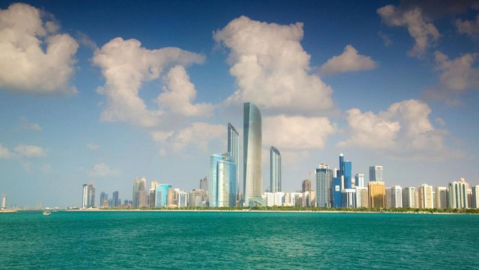 Abu Dhabi cũng nổi tiếng với những tòa nhà chọc trời. Ảnh: Expedia