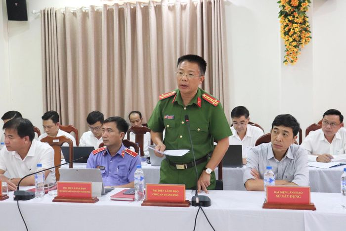Đại diện lãnh đạo Công an thành phố báo cáo tại hội nghị. Ảnh: KHÁNH NGÂN